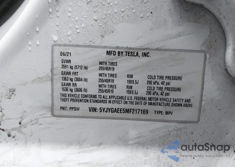 2021 Tesla Model Y Long Range Dual Motor All-Wheel Drive z USA, uszkodzony, nr VIN 5YJYGAEE5MF217169